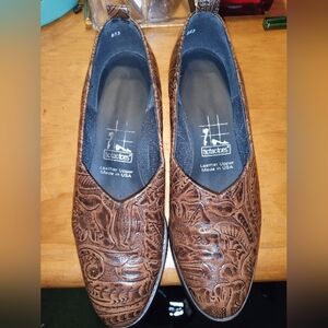 Beautiful Tiktaktoe Brown Tooled Leather Slip-On Shoes With Small Heel Size 9.